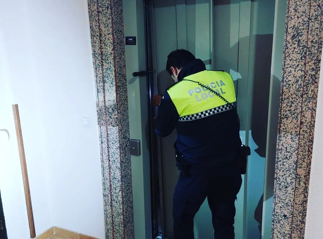 Los agentes de la Policía Local lograron abrir parcialmente la puerta del ascensor.