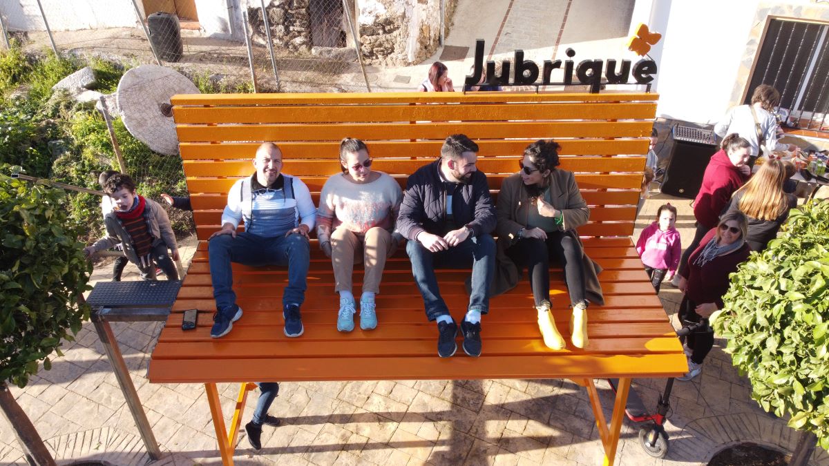 El enorme banco se ha instalado con el objetivo de promocionar el turismo.