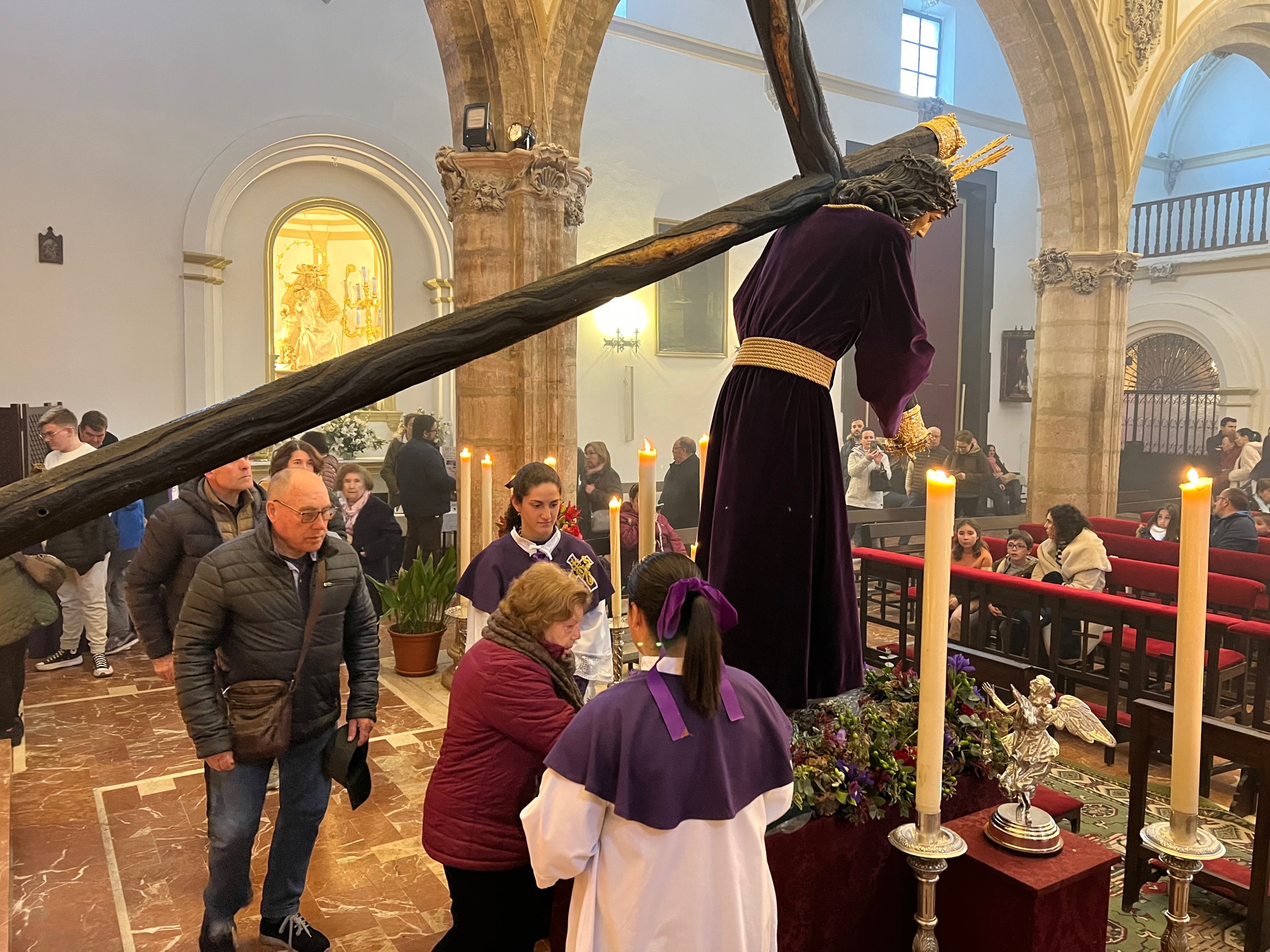 Miles de rondeños rinden culto a Padre Jesús en el tradicional y devoto besapié