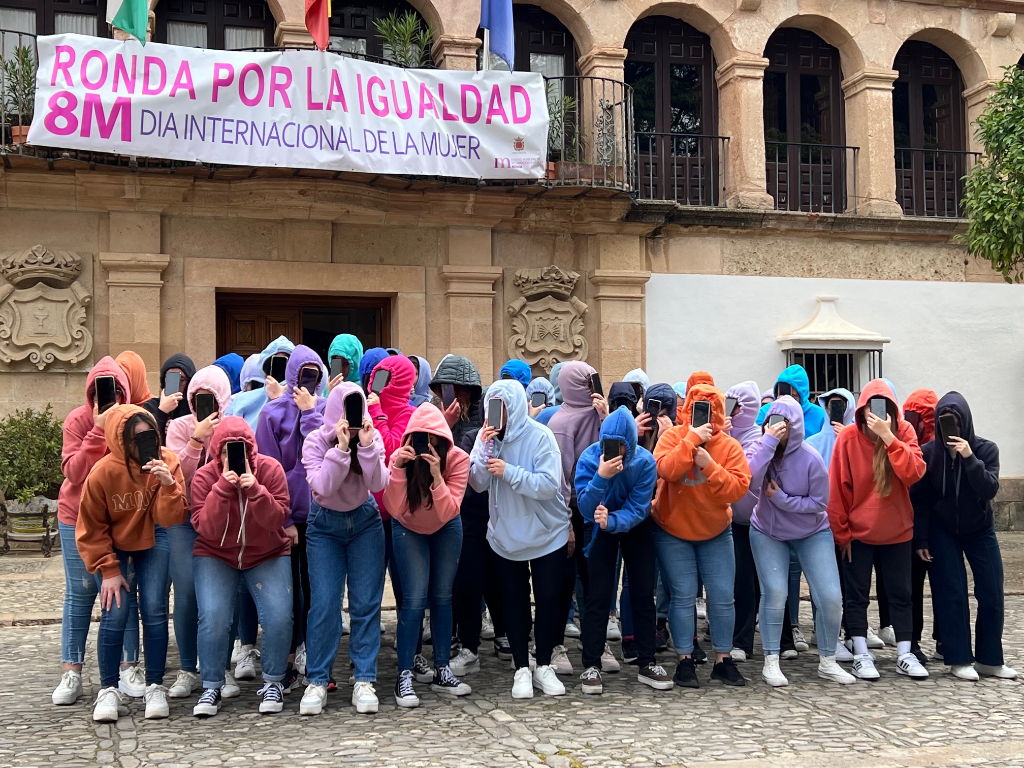 Alumnas del instituto Pérez de Guzmán han realizado una performance contra la violencia de género.