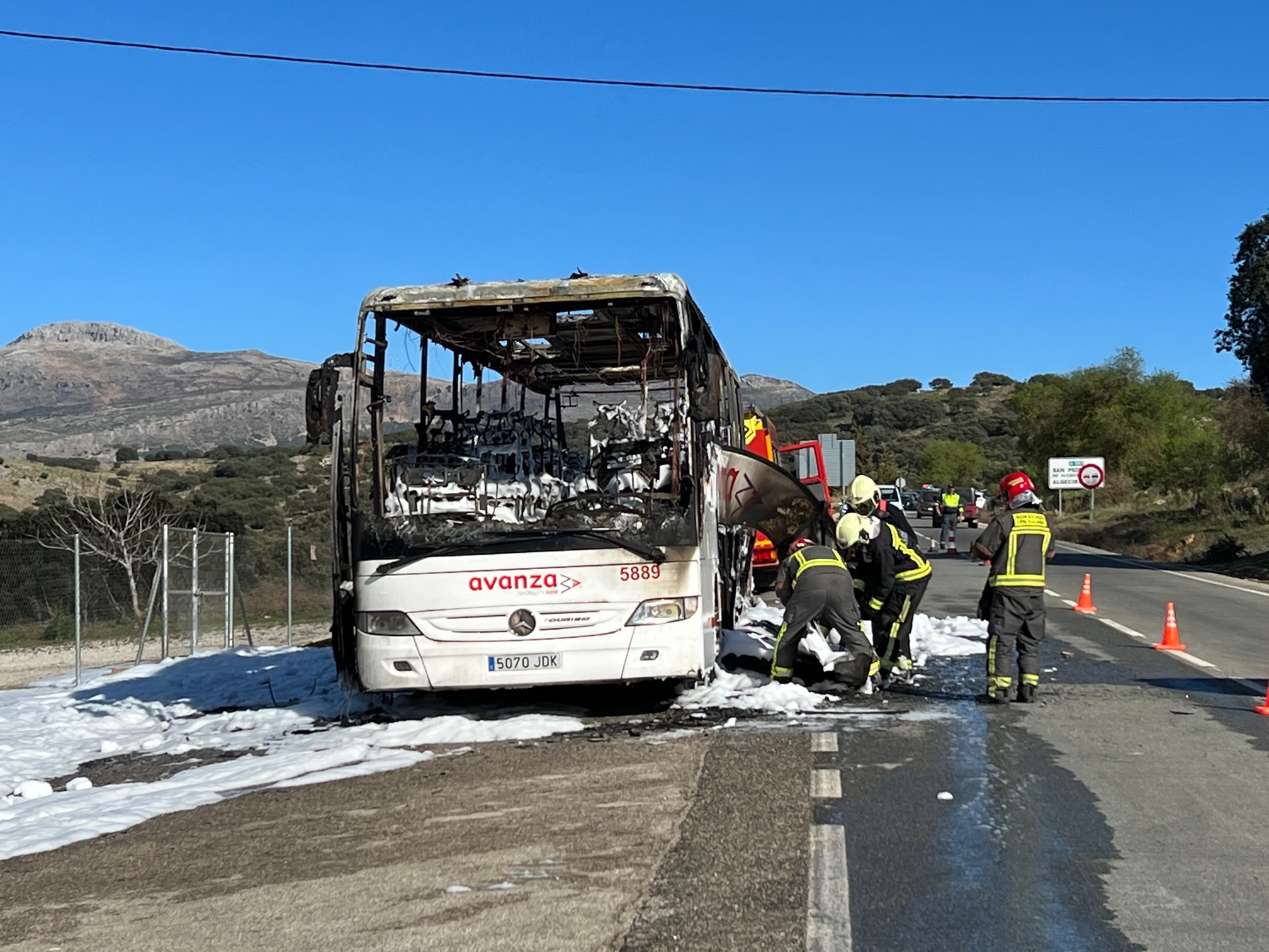 El autobús siniestrado ha quedado totalmente calcinado.