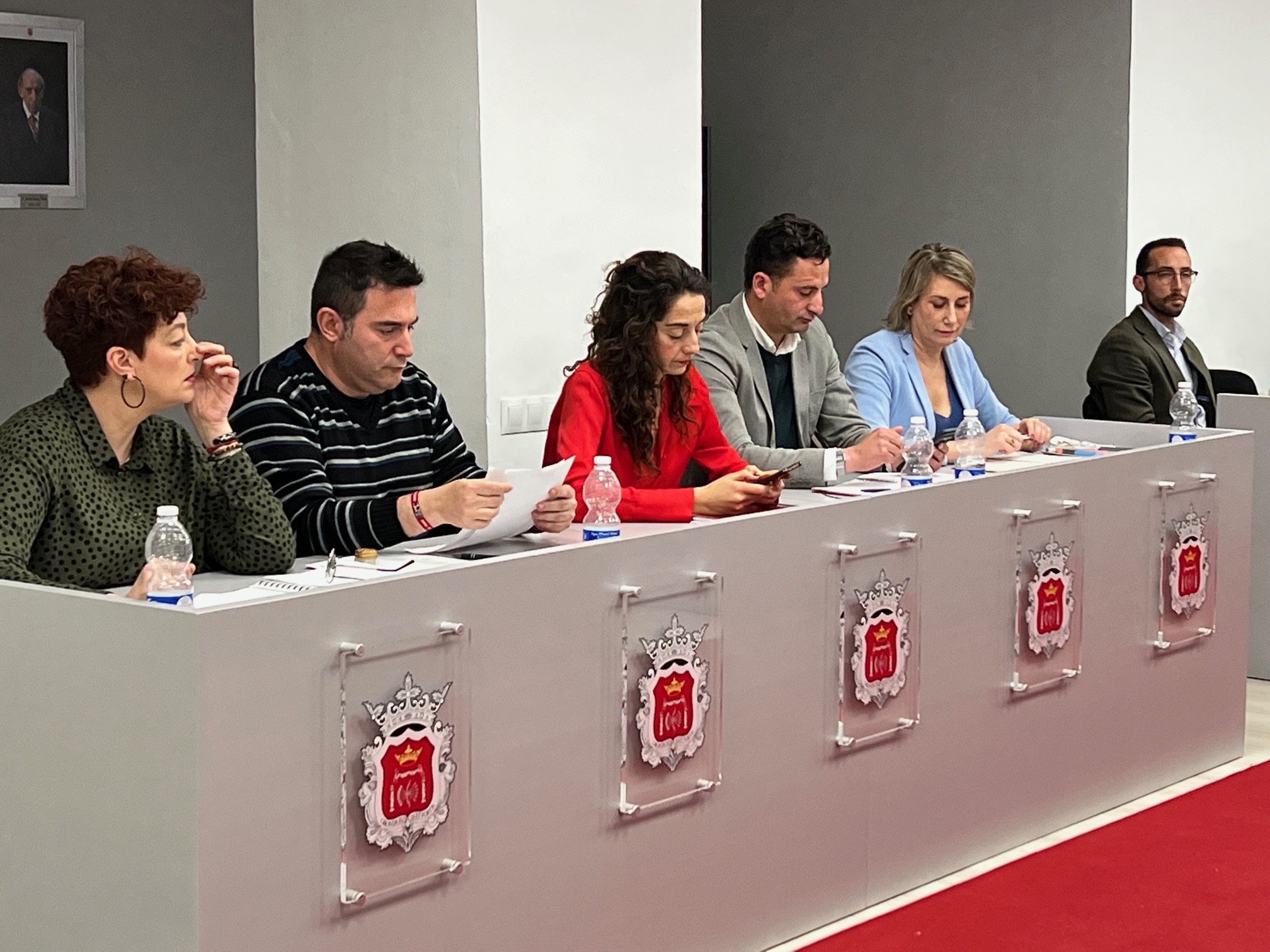 Imagen que ofrecía hoy la bancada del PSOE en el Pleno.