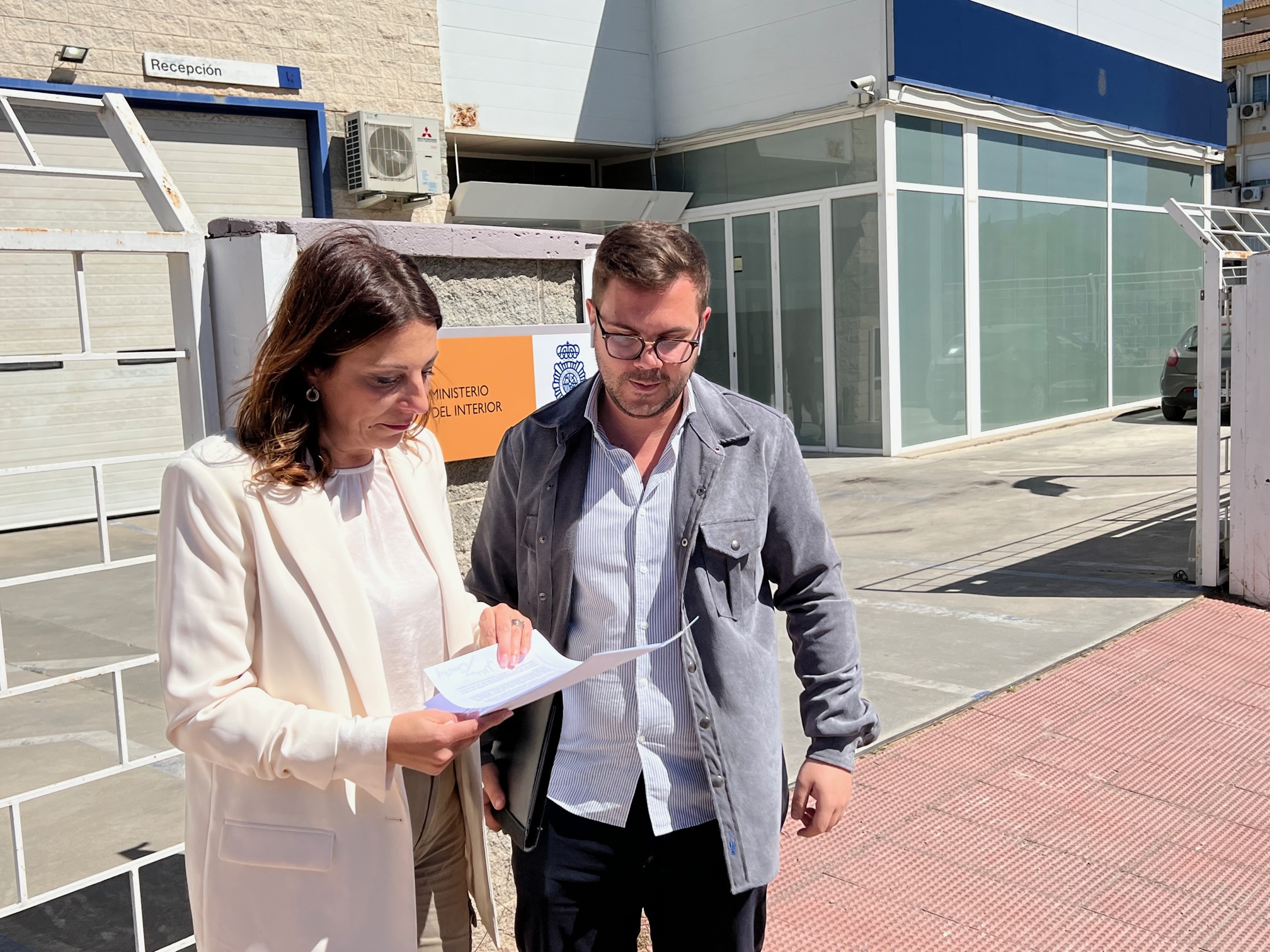 Fernández en la puerta de la Comisaría tras presentar la denuncia contra los promotores de esta falsa información.