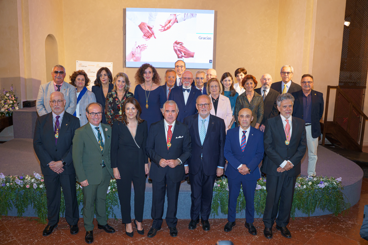 Foto de familia con los médicos de la Serranía homenajeados.