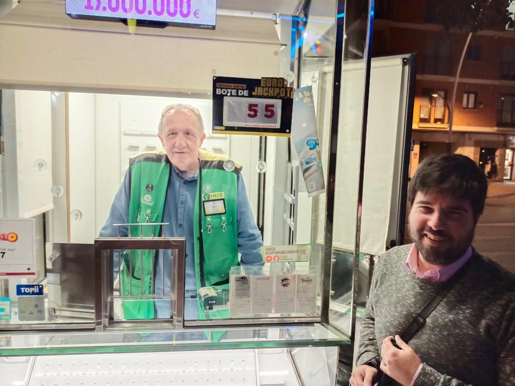 El vendedor del boleto premiado, en el interior del quiosco, junto al delegado de la ONCE en Ronda.