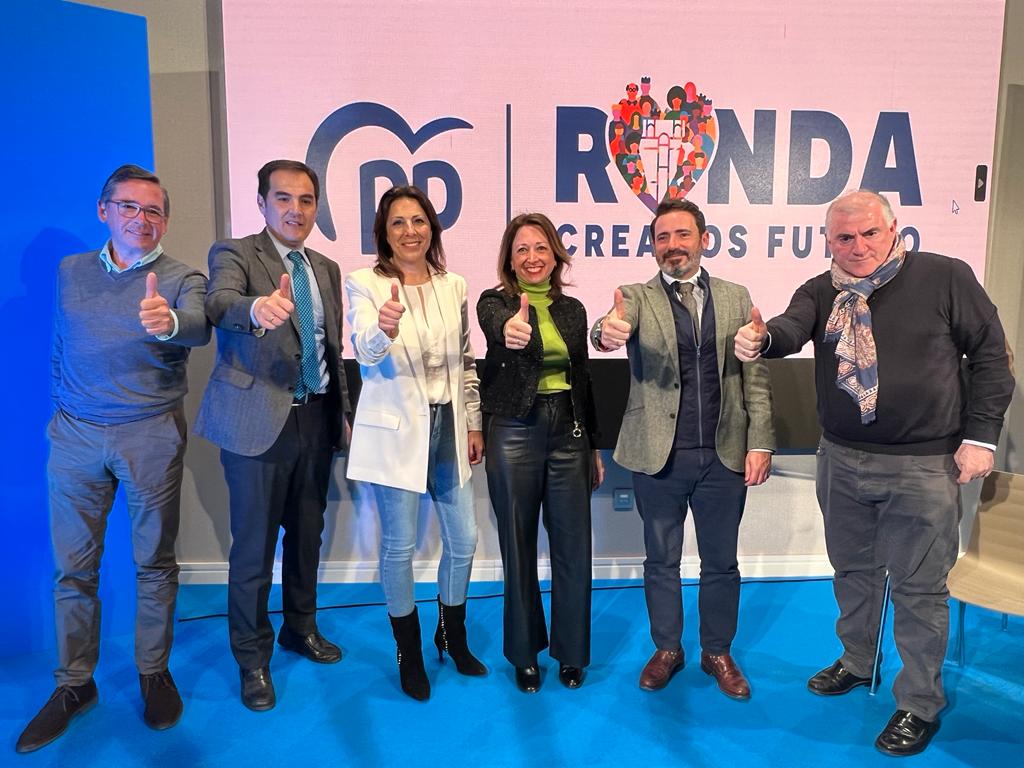 La candidata del PP a las elecciones municipales de Ronda junto a cargos regionales y provinciales del partido.