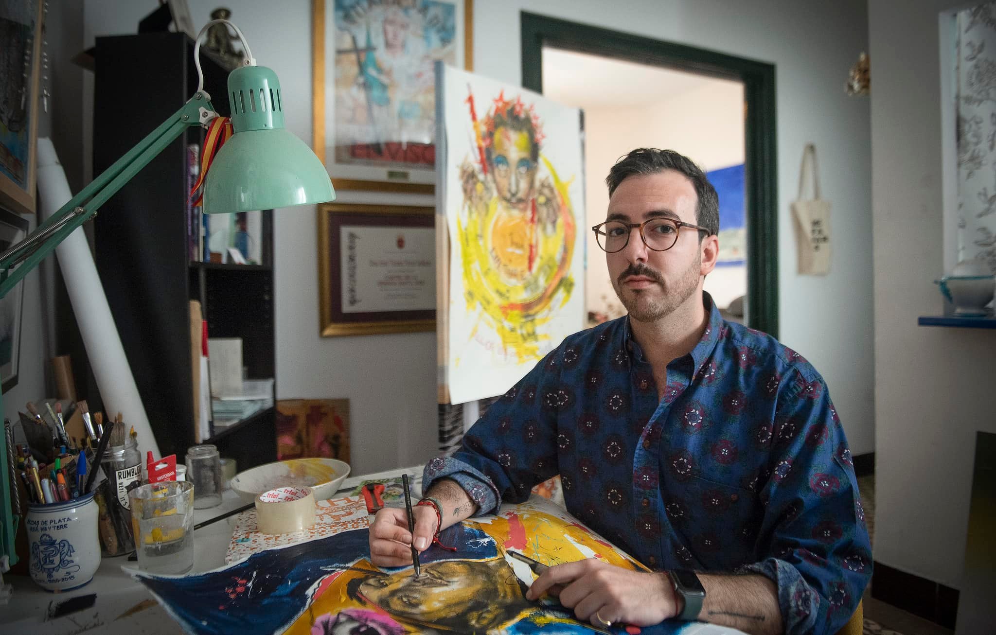 Taller de José Tomás Pérez Indiano, autor del cartel de Glorias de est6a año.