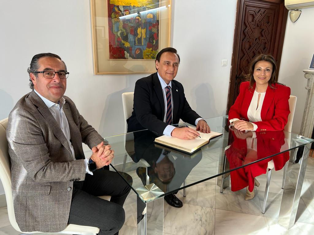 El consejero de Universidad, en el centro de la imagen, durante su visita de esta tarde a Ronda.