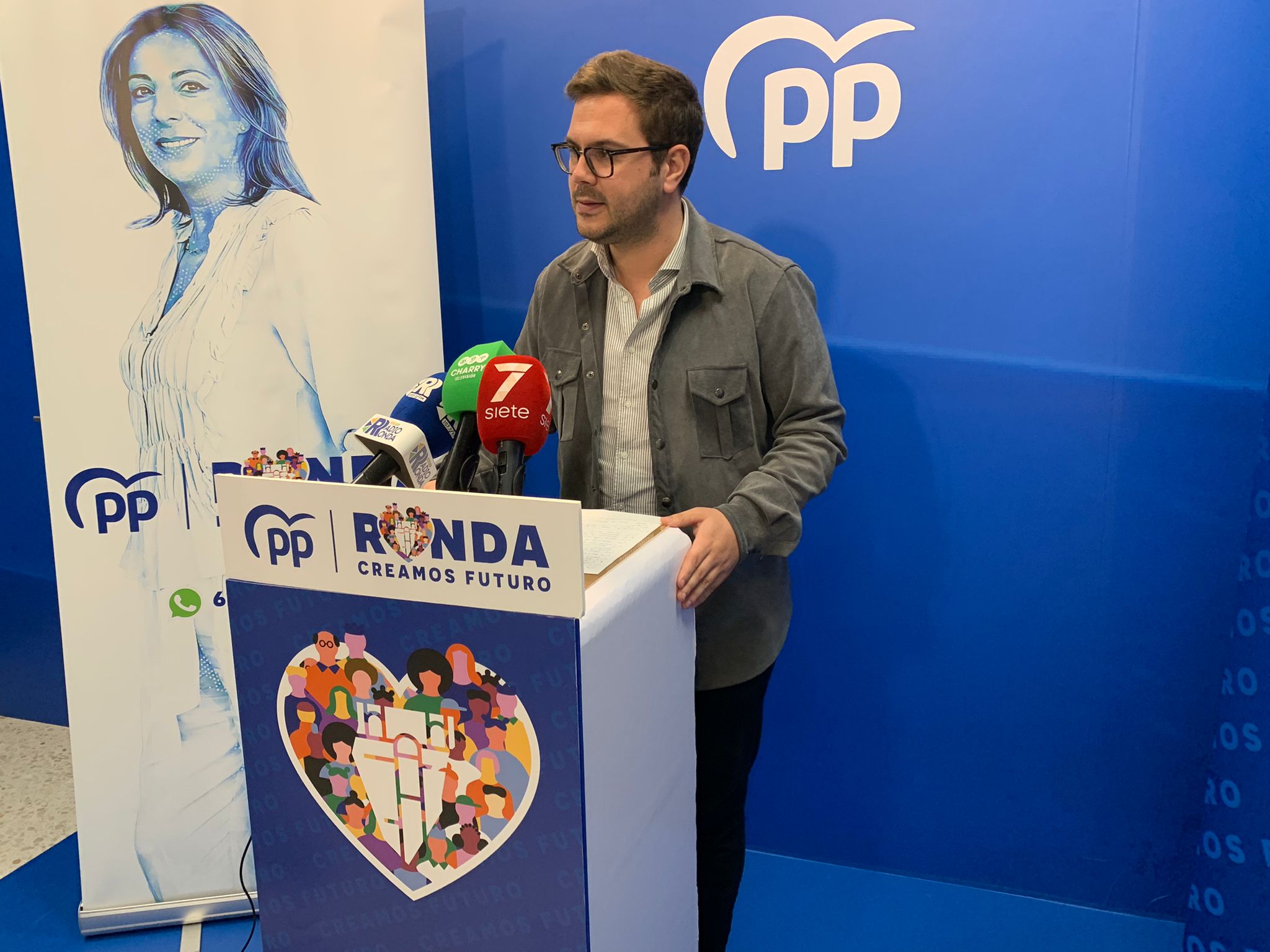 El concejal de Educación en una rueda de prensa en la sede del PP.