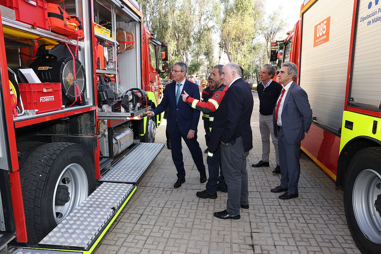El presidente de Diputación ha presentado los nuevos camiones para los bomberos.