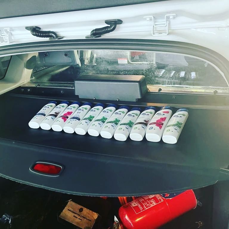 Un ladrón muy limpio: la Policía Local detiene a un joven que robó 11 botes de champú en un supermercado