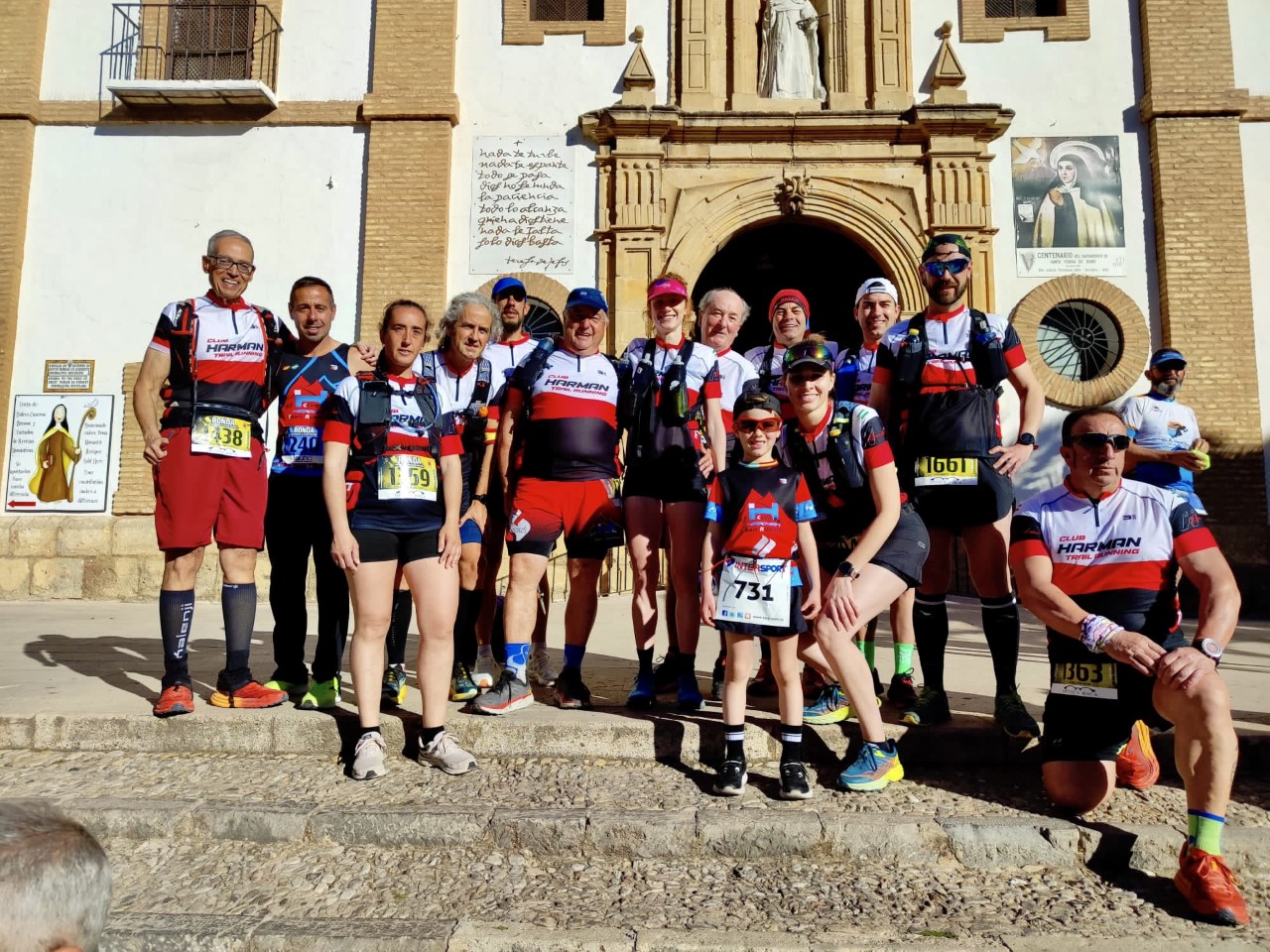 El grupo de corredores rondeños que participaron en el HOLE.