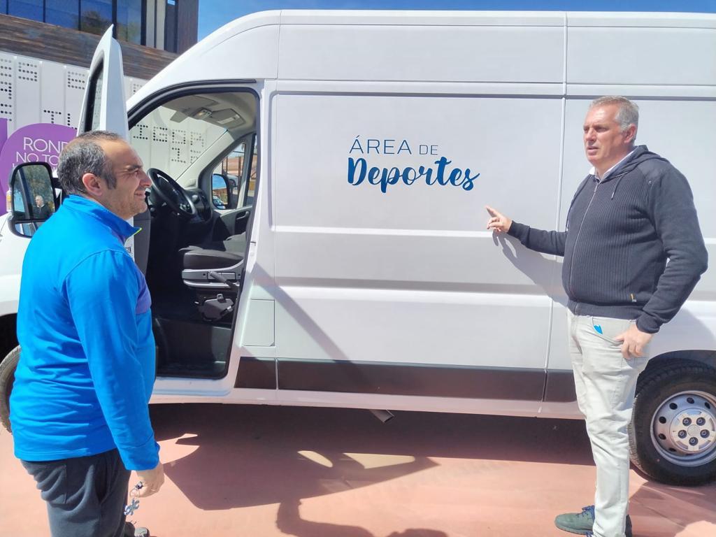 El concejal de Deportes. junto al nuevo vehículo adquirido para Deportes.