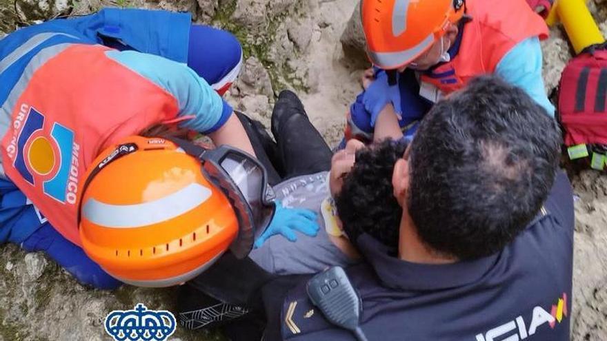 Momento en el que el menor es rescatado en el fondo del Tajo.