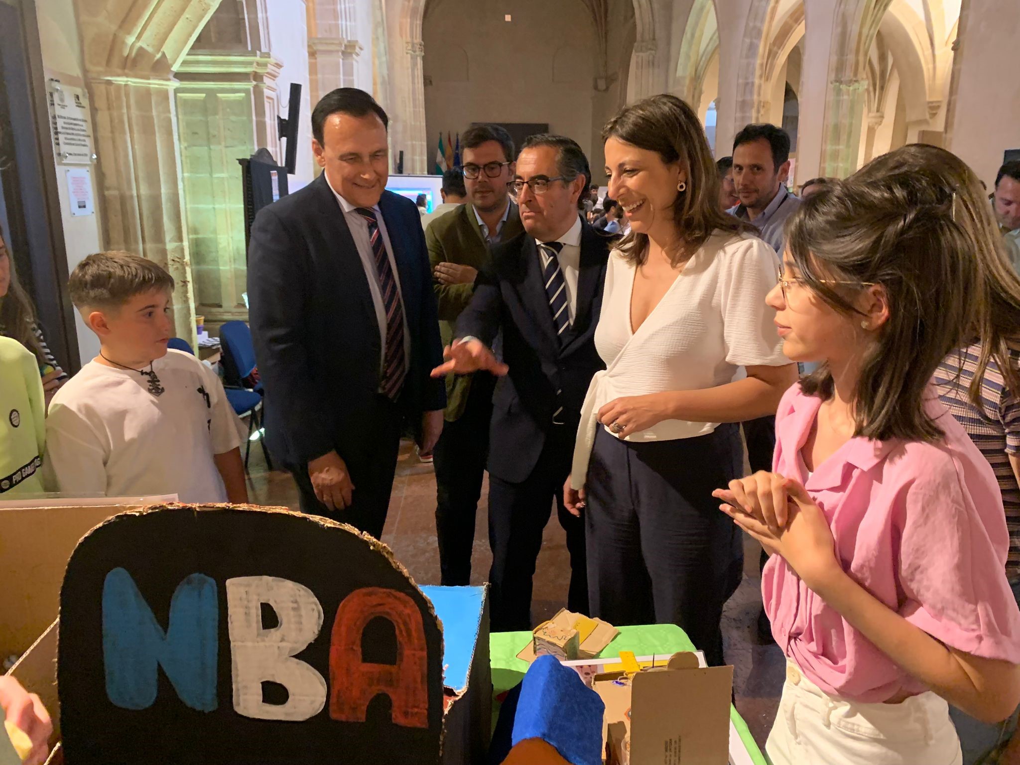 El consejero de Innovación, junto a la alcaldesa y el delegado territorial de Educación.