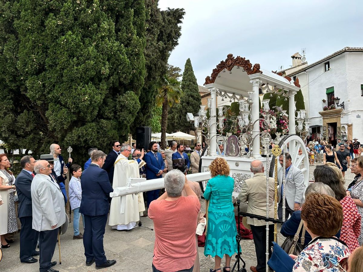 La Hermandad del Rocío de Ronda bendice su nueva carreta para el camino