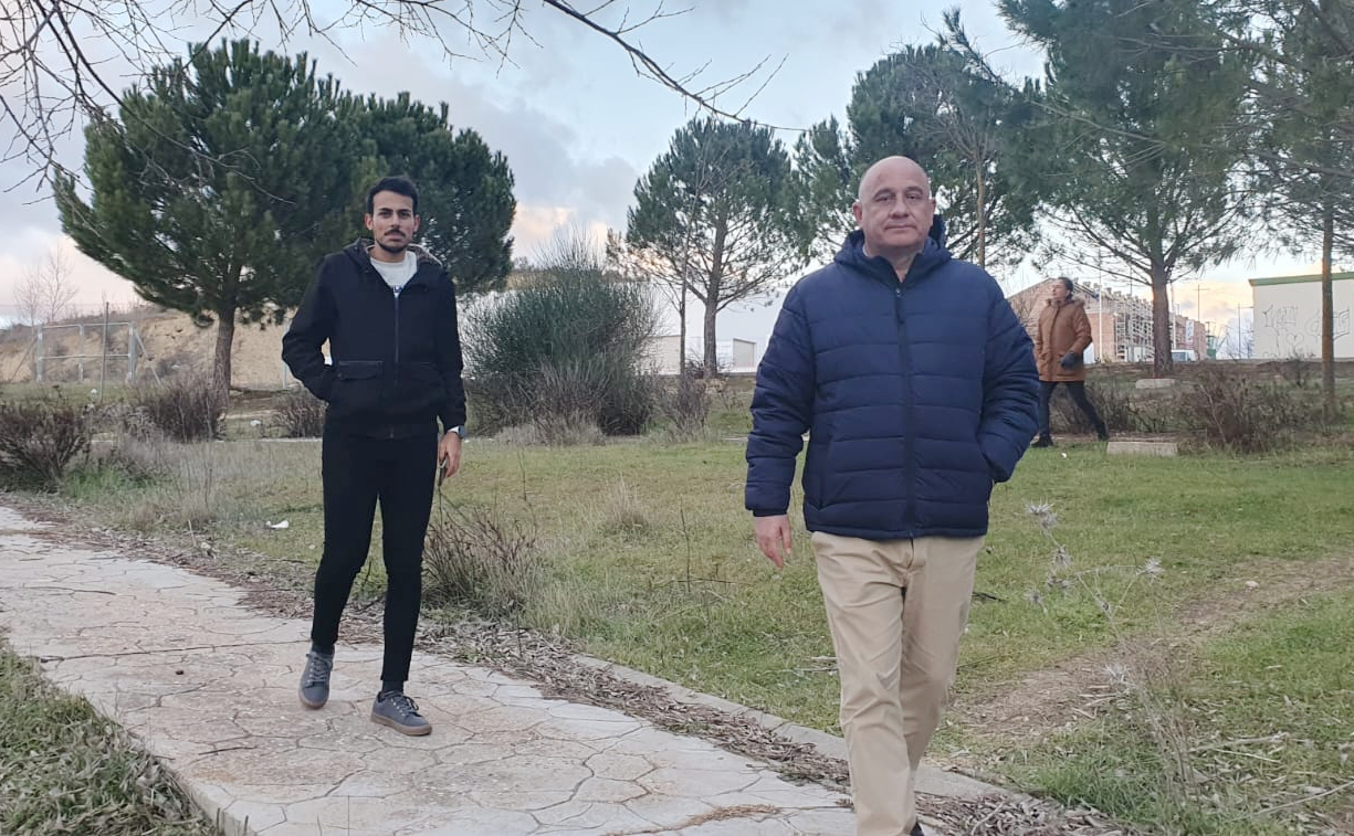 Paco Cañestro caminando junto al número 11 de la lista del PSOE. Foto PSOE