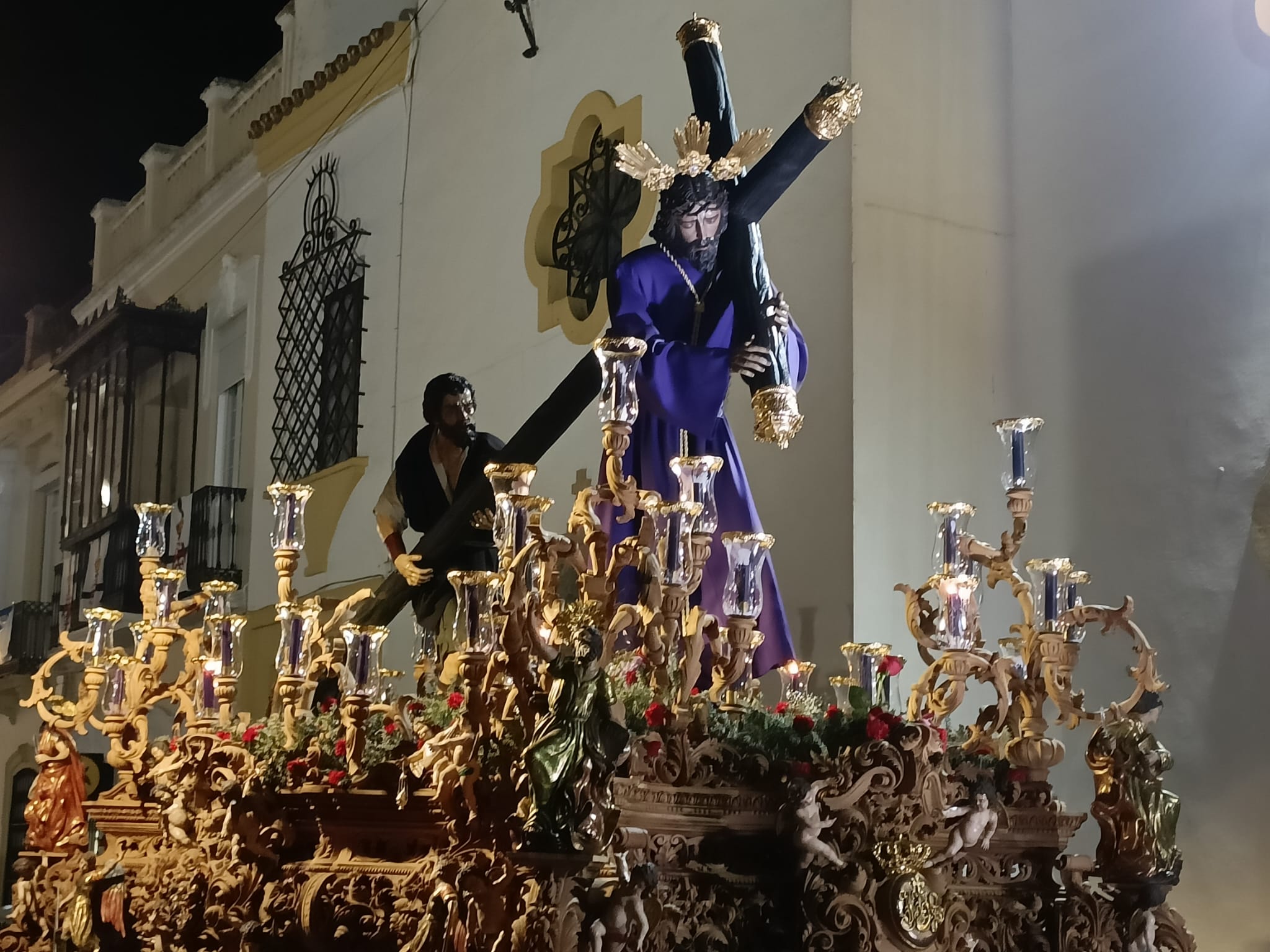 El Señor de Ronda a su paso por tribuna en la madruga del Viernes Santo.