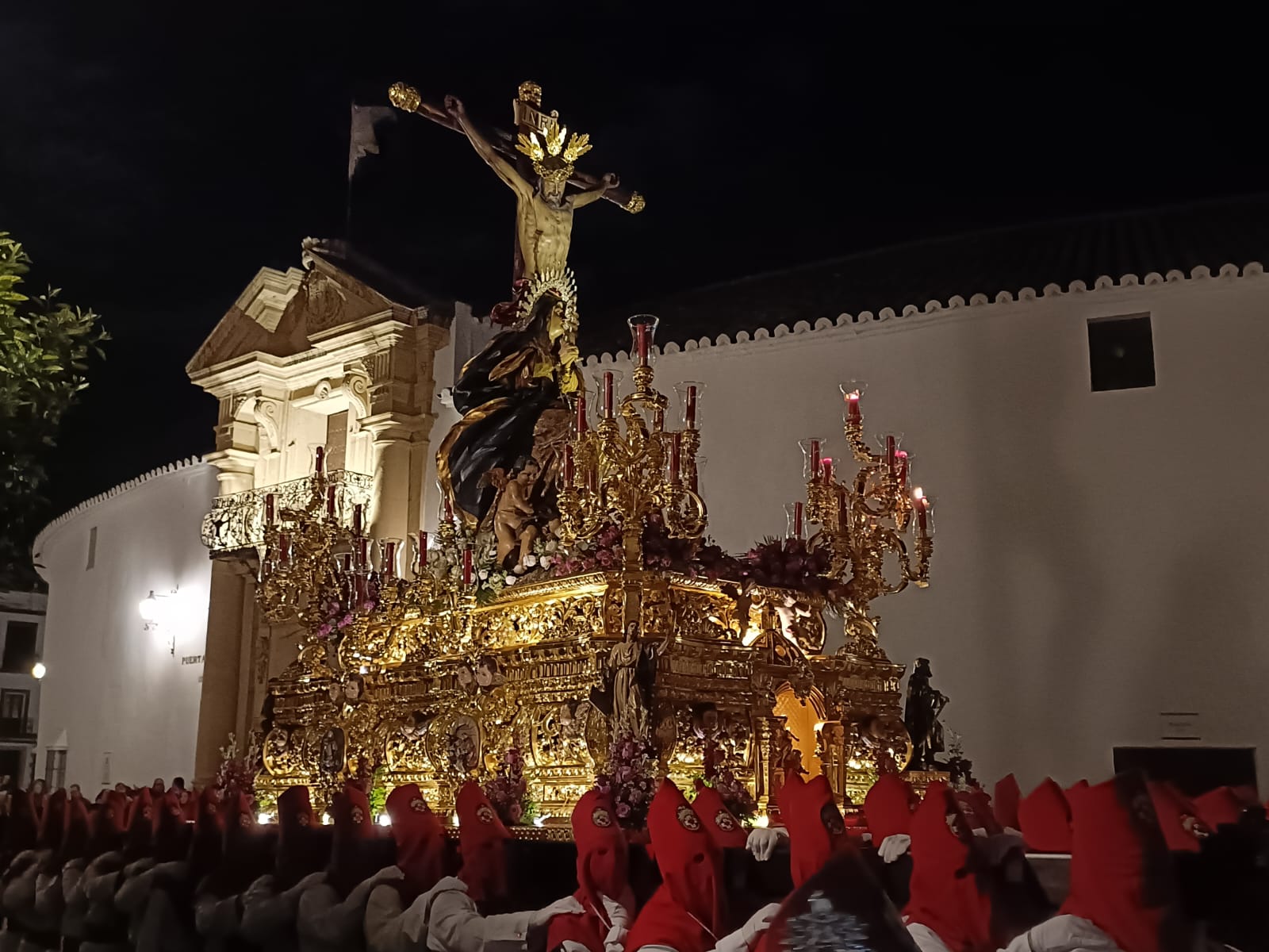Imagen del Cristo de la Sangre a su paso por la plaza de toros.