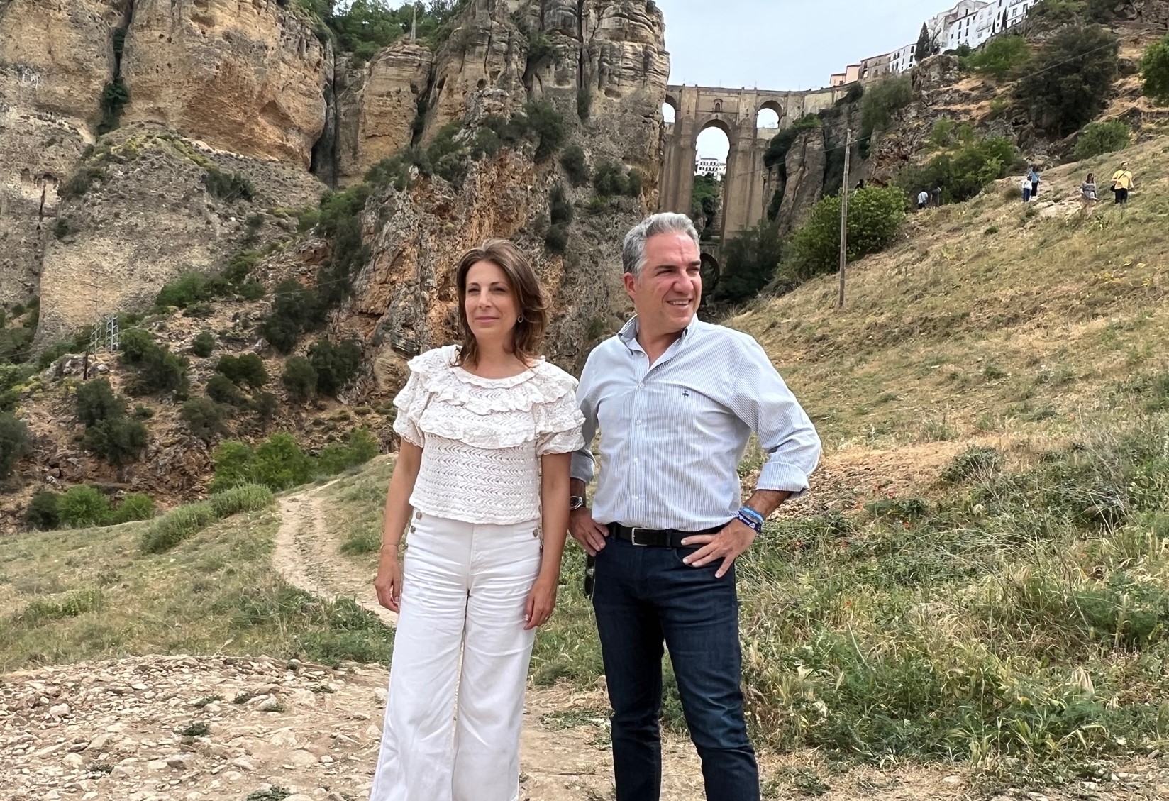 Elías Bendodo, junto a Maripaz Fernández, hoy durante su visita a Ronda.