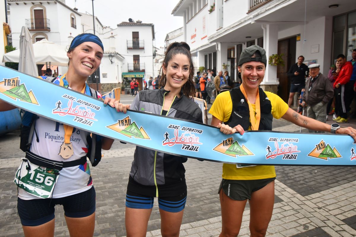 Tres de las corredoras durante esta singular prueba deportiva del Genal.