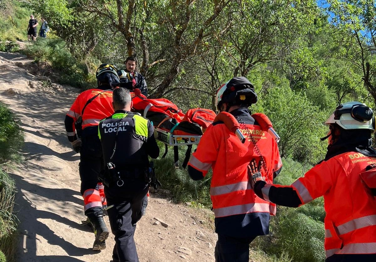 Momento del rescate de la mujer accidentada. Foto Bomberos.