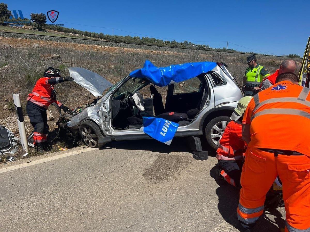 Una conductora de 21 años ha tenido que ser rescatada em la carretera de El Burgo tras salirse de la vía.