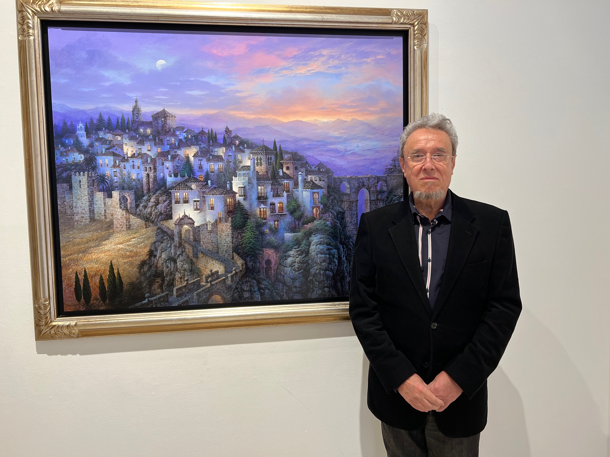 Luis Romero junto a uno de sus cuadros dedicados a Ronda.