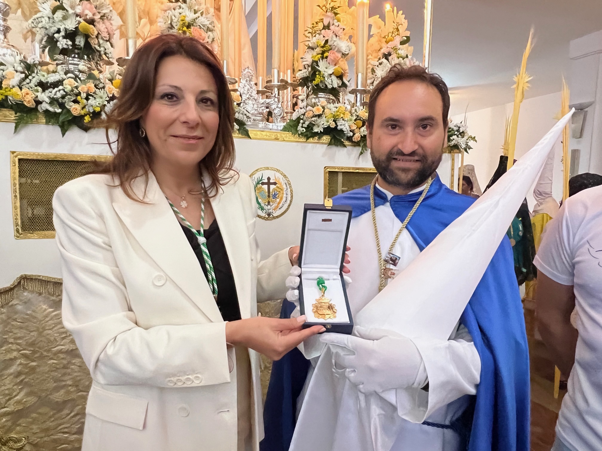 La alcaldesa ha entregado al hermano mayor de La Pollinica la medalla para la Paloma.