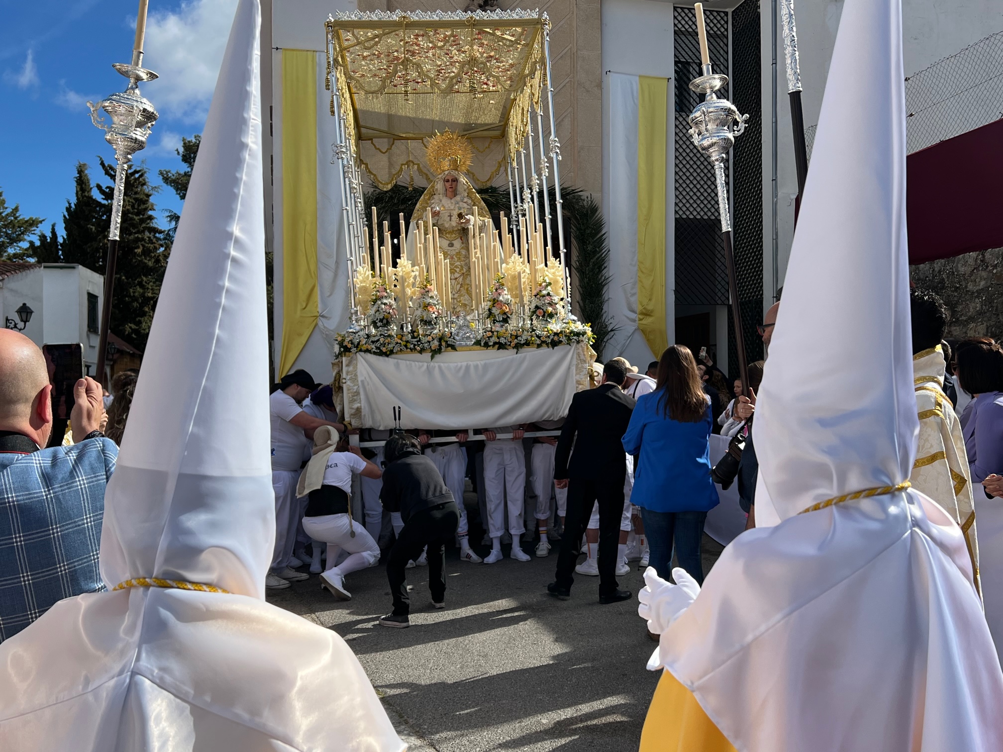 Impresionante imagen de la salida de la Virgen de la Paloma bajo palio por primera vez.