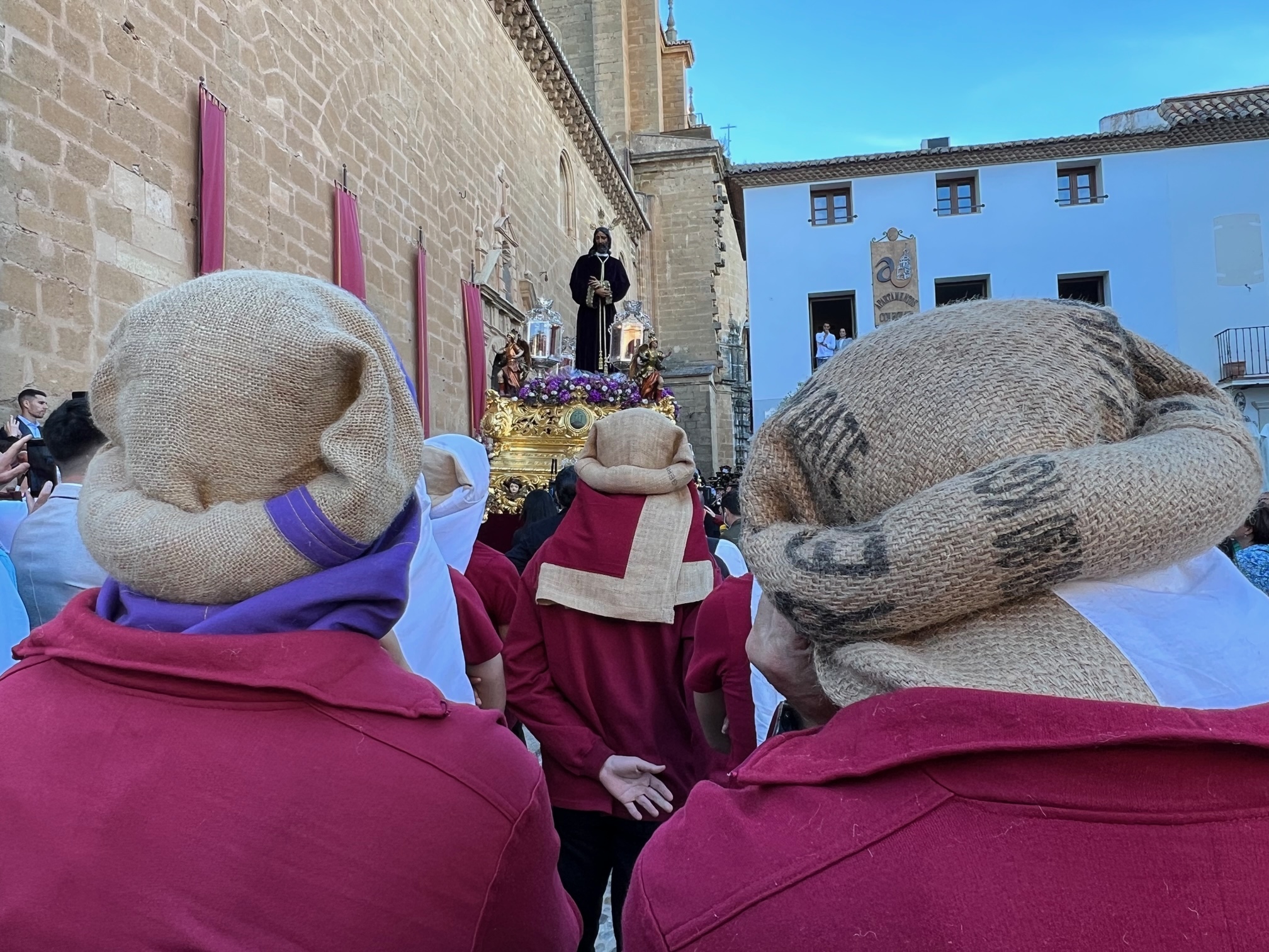 Ambiente cofrade con la salida del Manué desde la colegiata de Santa María.