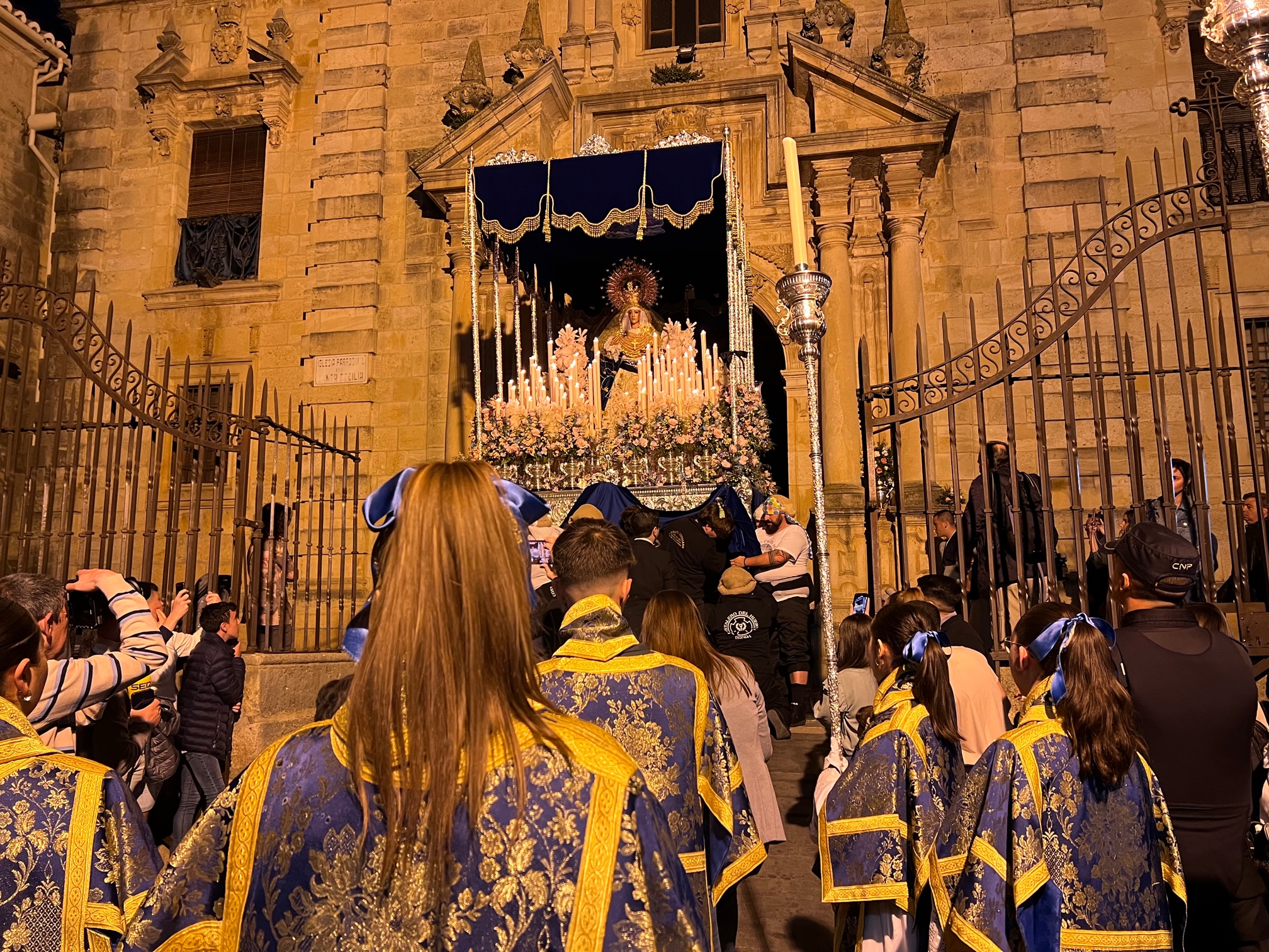 Impresionante salida de María Santísima Consuelo de las Tristezas.