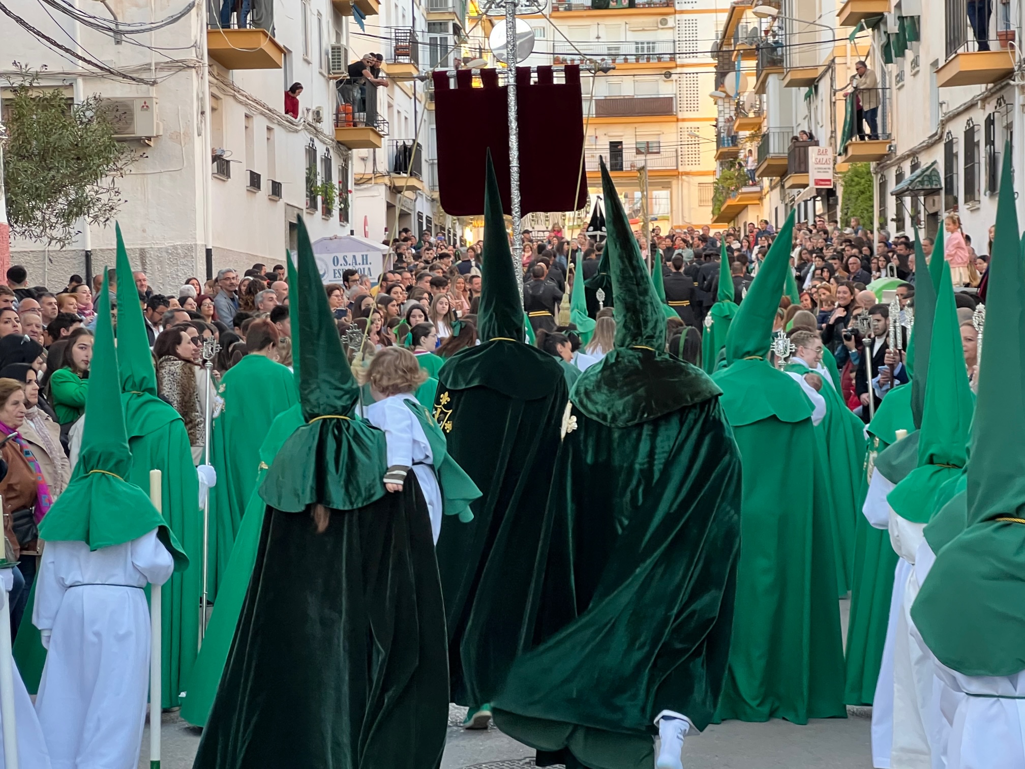 Miles de turistas han seguido los distintos desfiles procesionales.