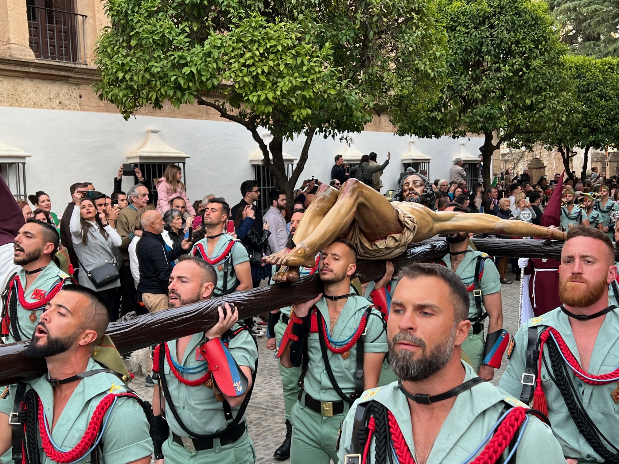 Legionarios portan a hombros el Cristo de la Buena Muerte.