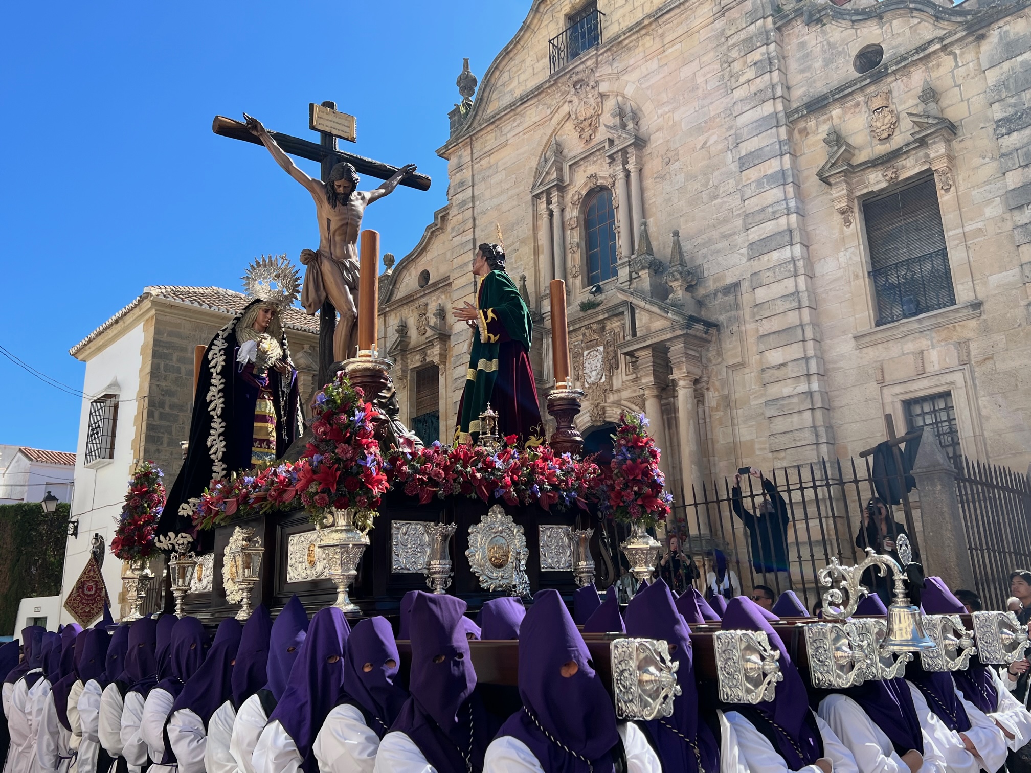 El Cristo de los Remedios tras su salida en la mañana del Viernes Santo.