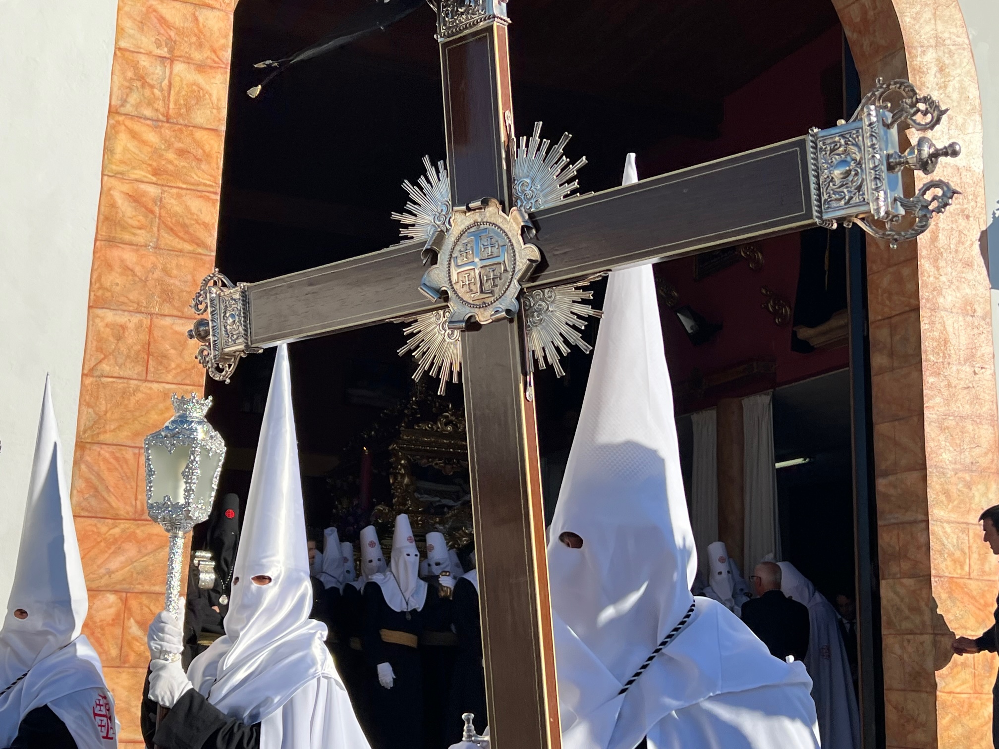 Cruz de Guía del Santo Entierro a su salida desde la calle Empedrada.
