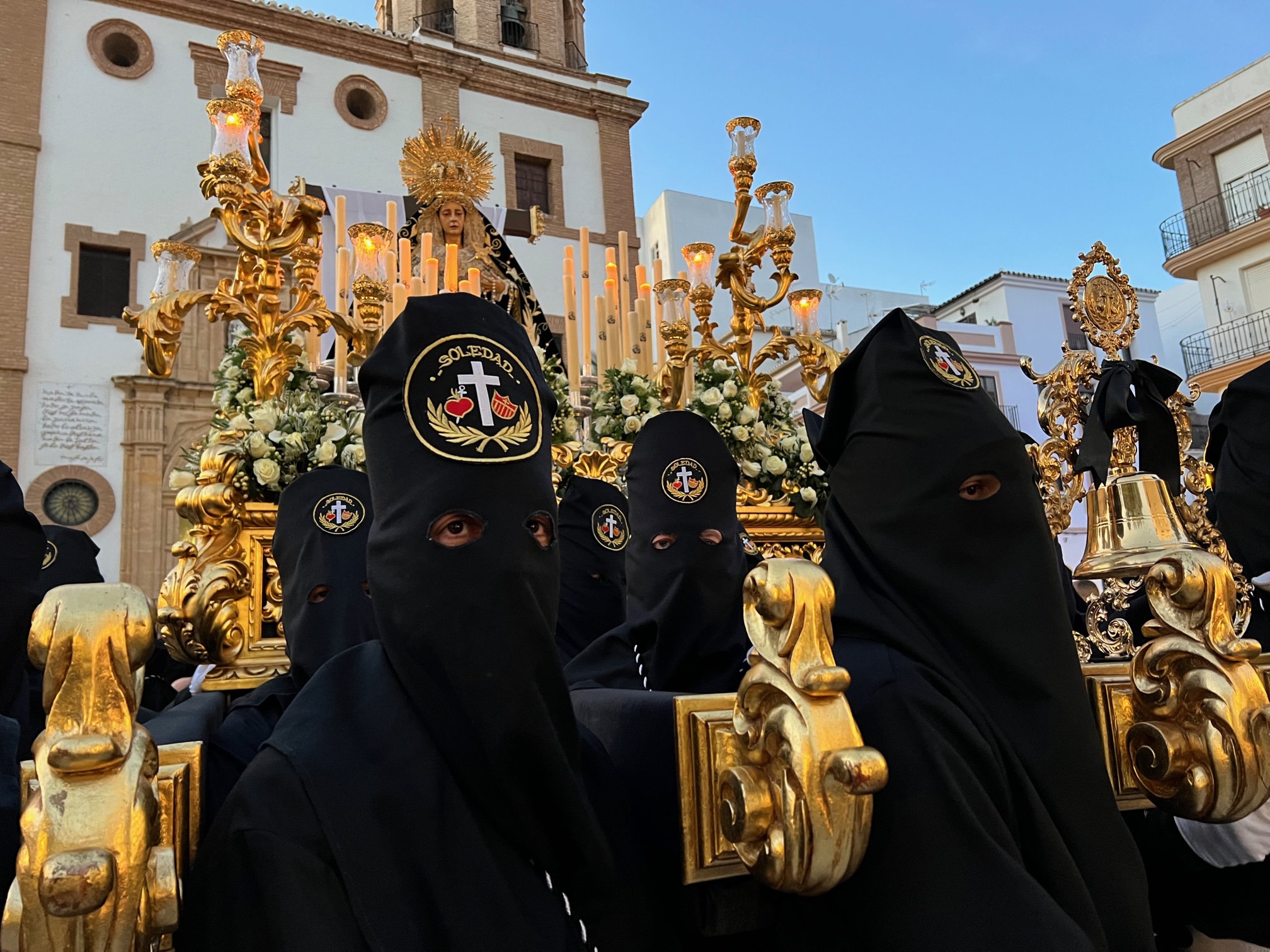 Momento de la salida de la estación de penitencia de La Soledad.