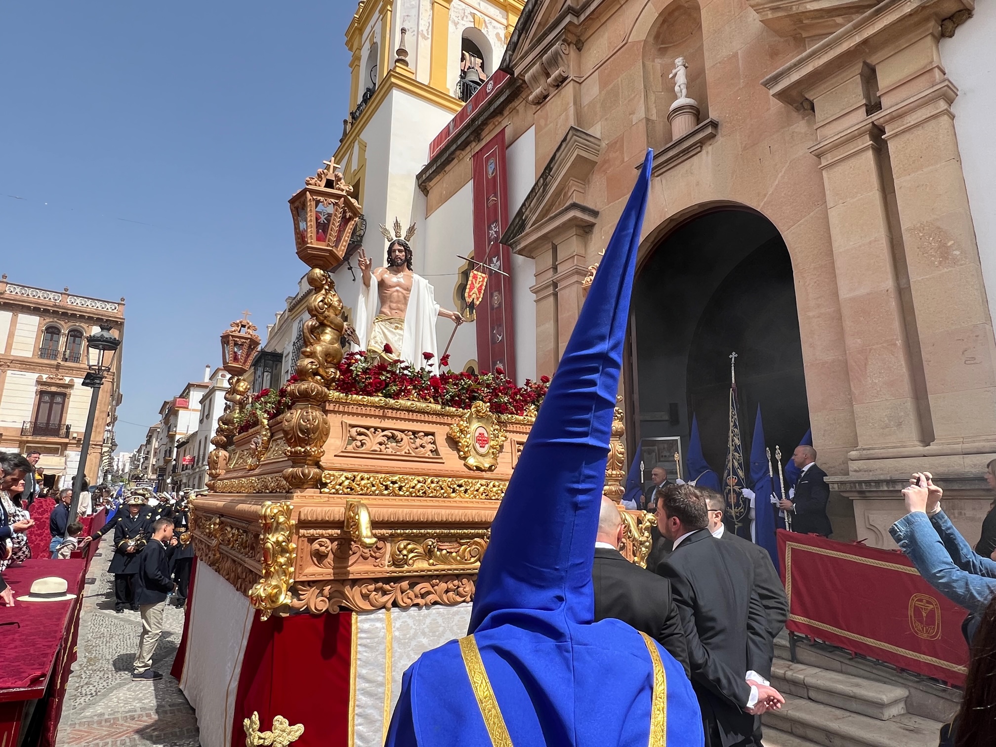 Un triunfante Cristo Resucitado a su paso por la tribuna oficial.