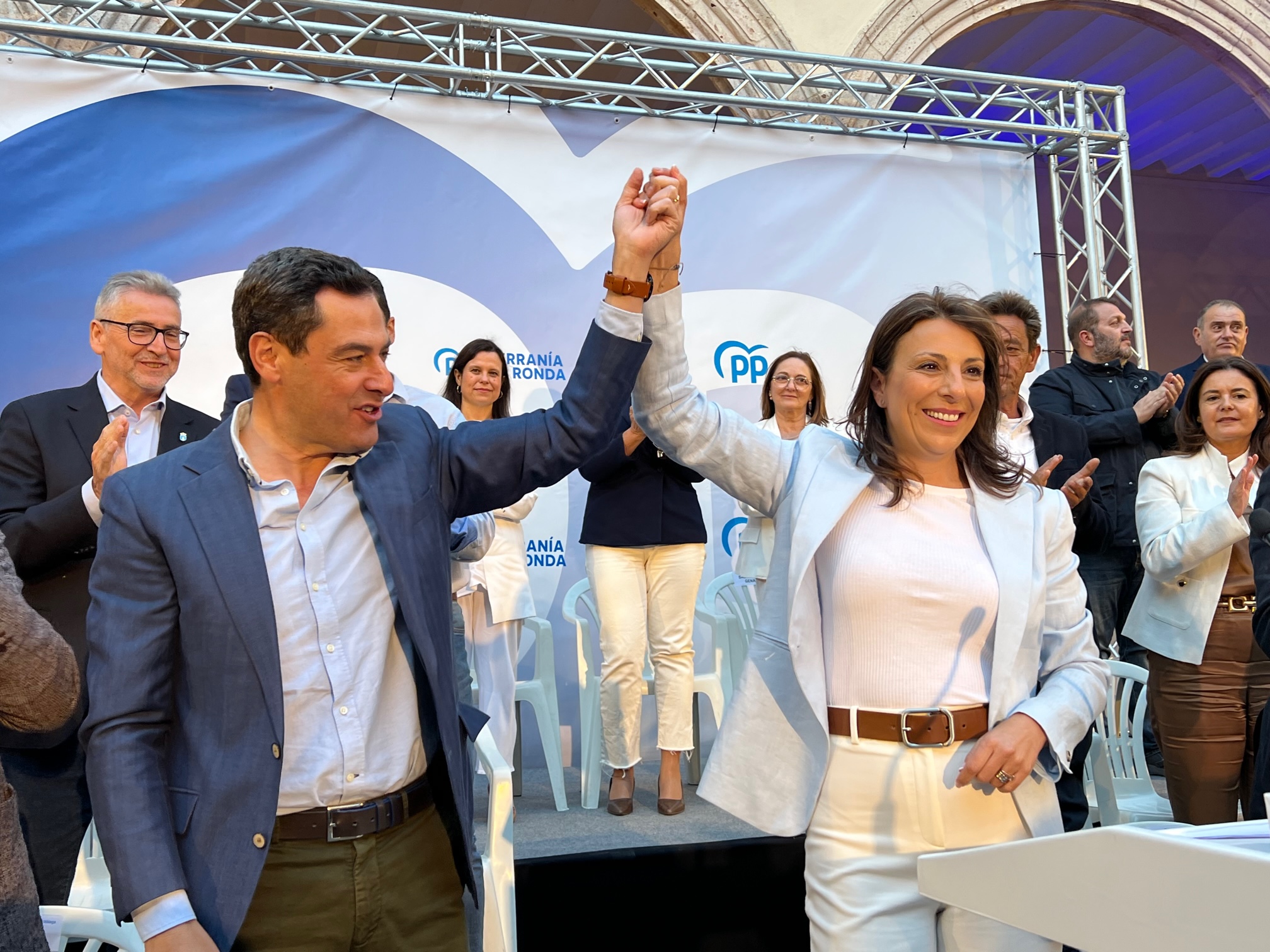 Juanma Moreno ha mostrado su respaldo a Maripaz Fernández en un acto multitudinario.