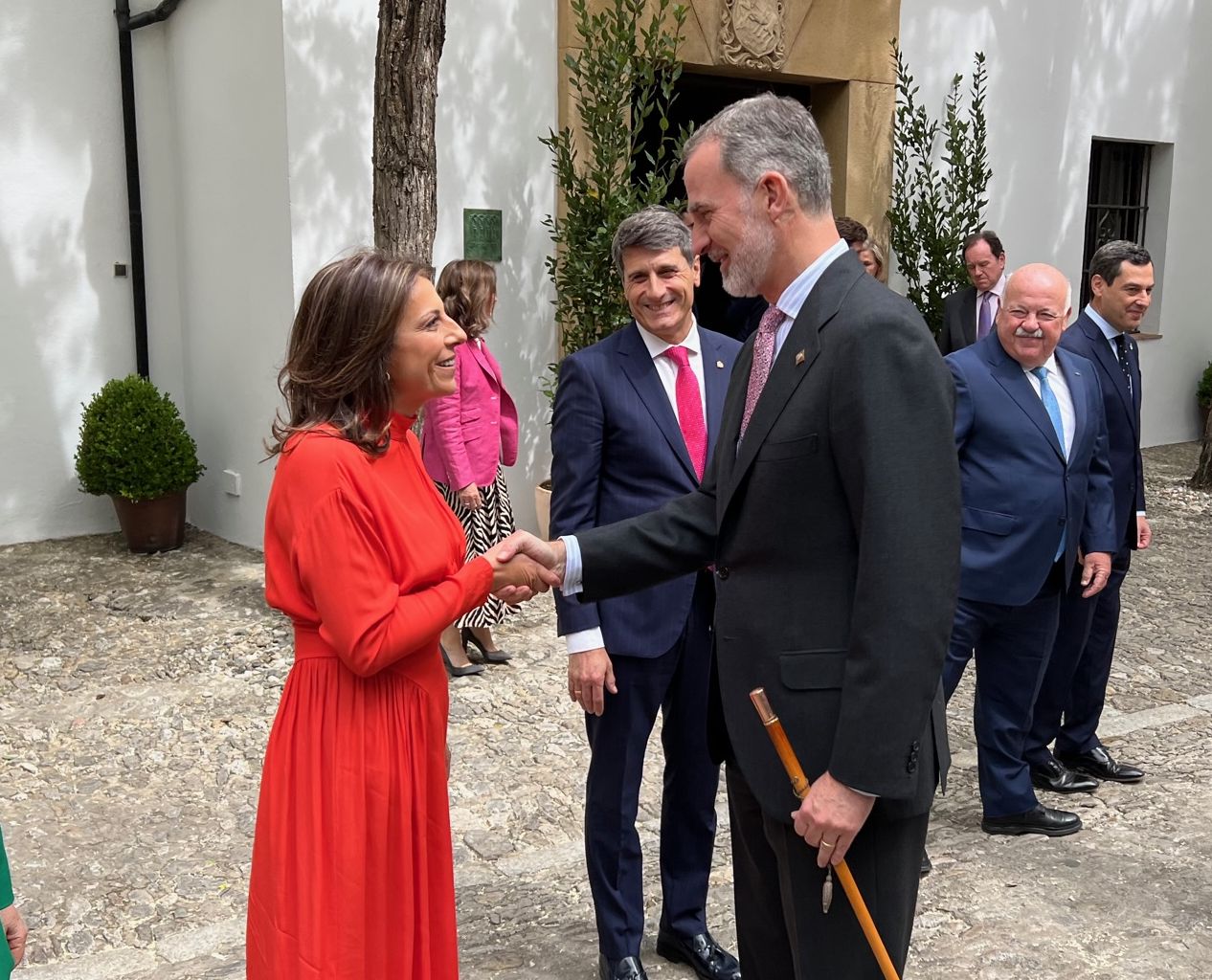 Momento en el que Su Majestad, Felipe VI, ha felicitado a la alcaldesa, Maripaz Fernández.