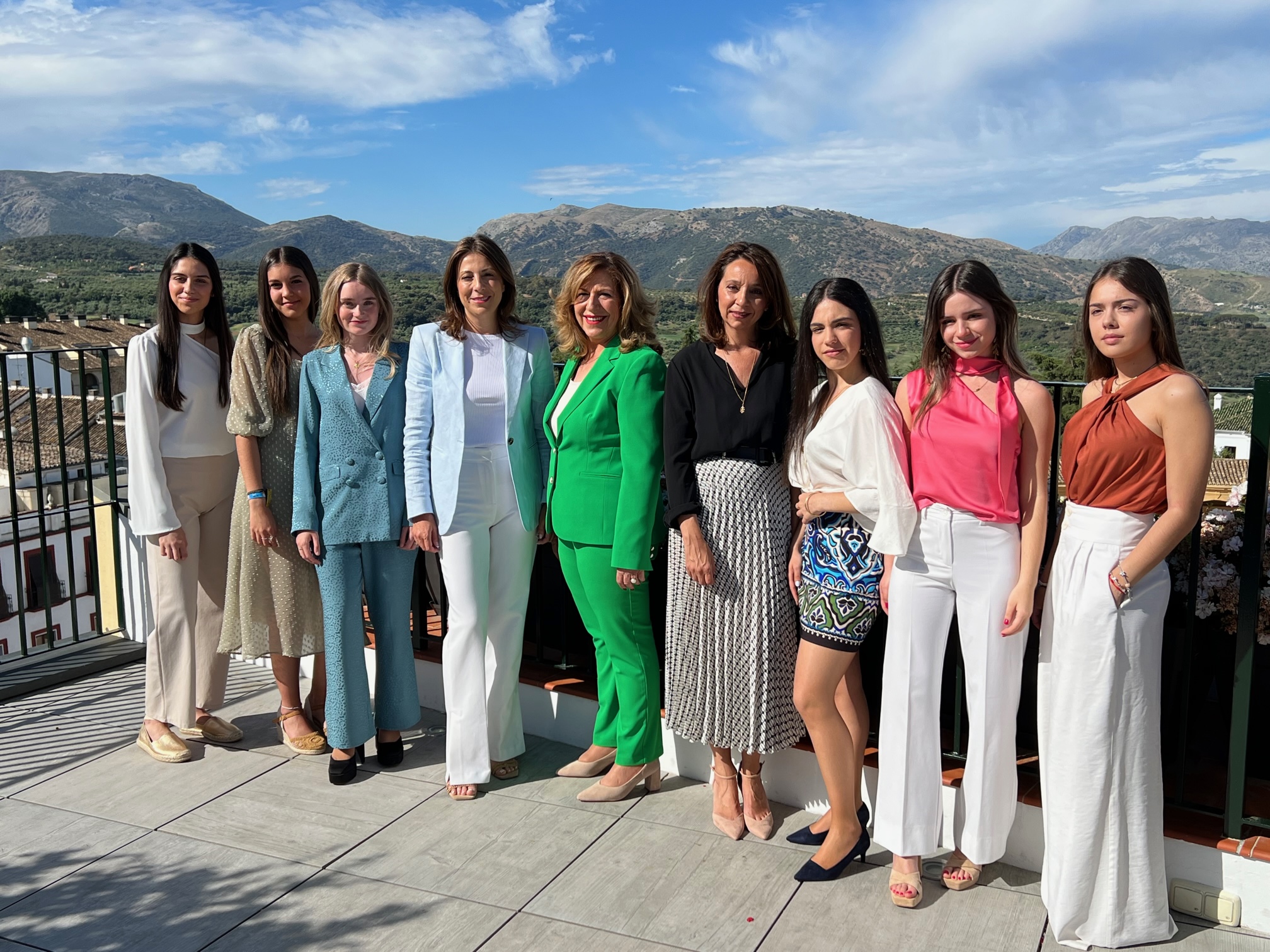 La alcaldesa, concejal de Fiestas, presidenta y Damas Goyescas de la Feria de este año.