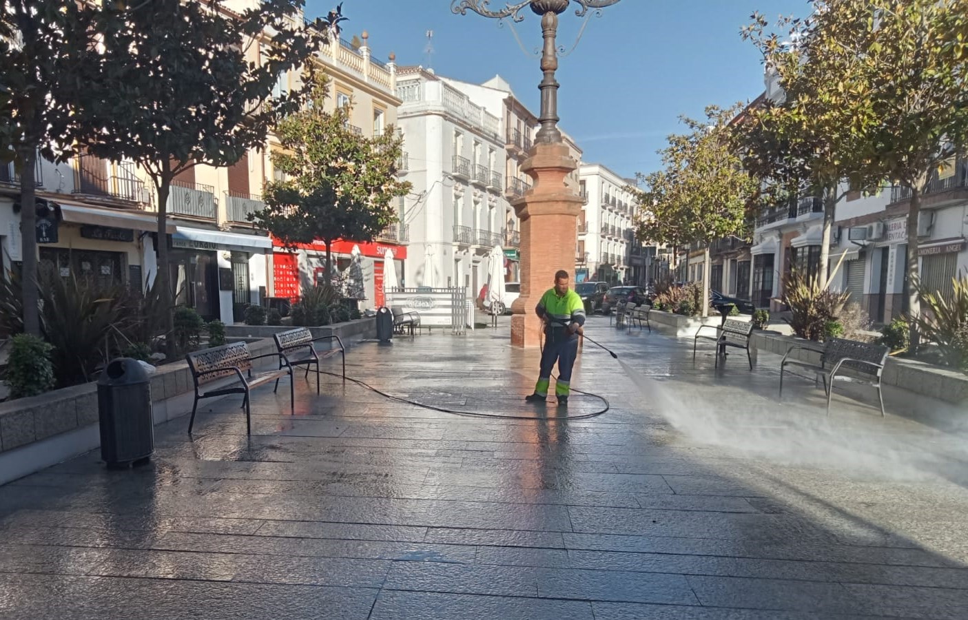 Se pide a comerciantes y ciudadanos su colaboración para mantener las calles limpias.