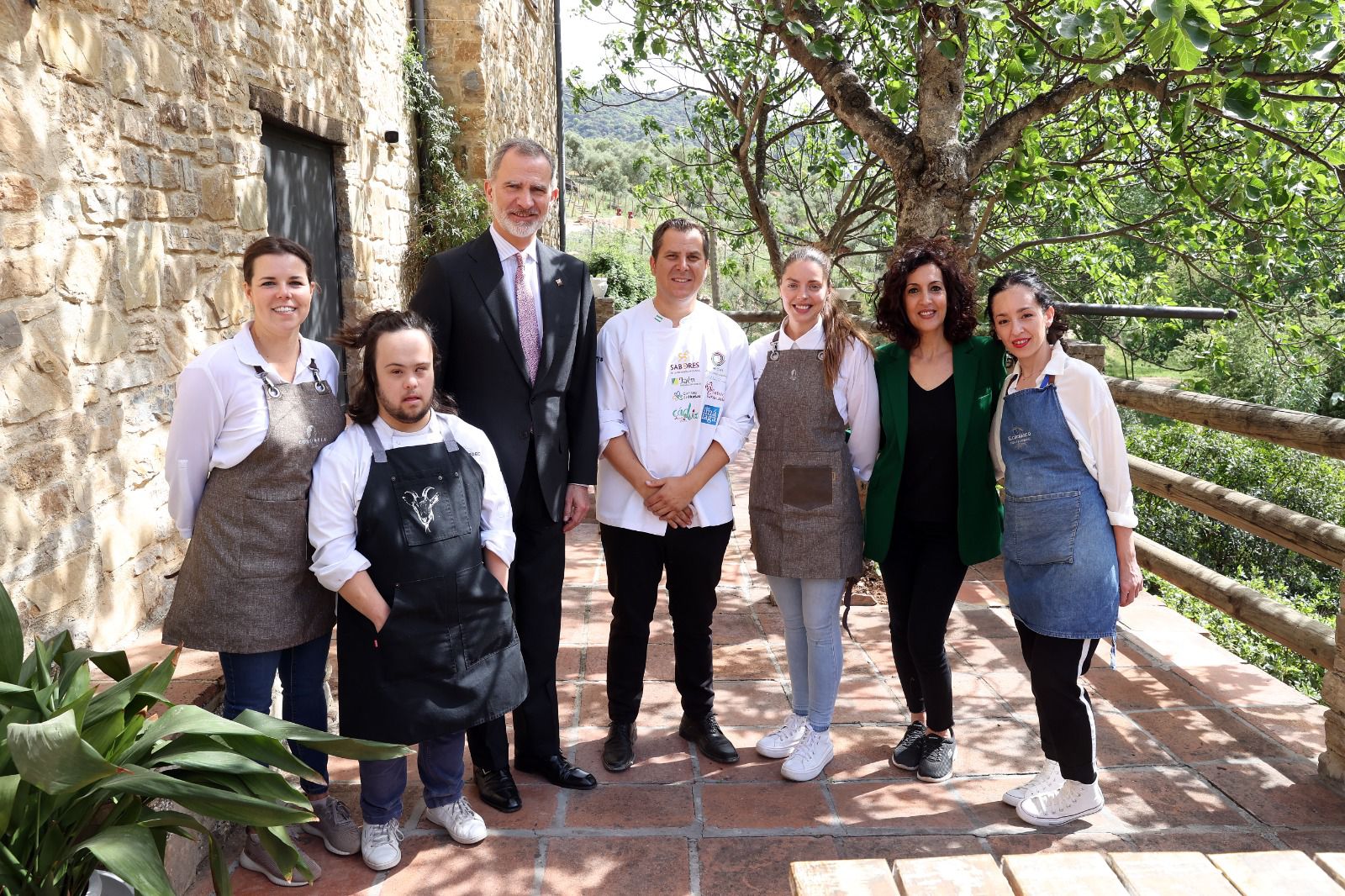 Felipe VI, junto a Miguel Herrera y su equipo en el Eco Hotel de la Cueva del Gato.