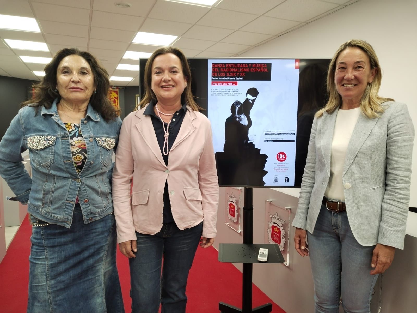 La concejal de Cultura junto Margarita Pavía y Pilar Becerra.