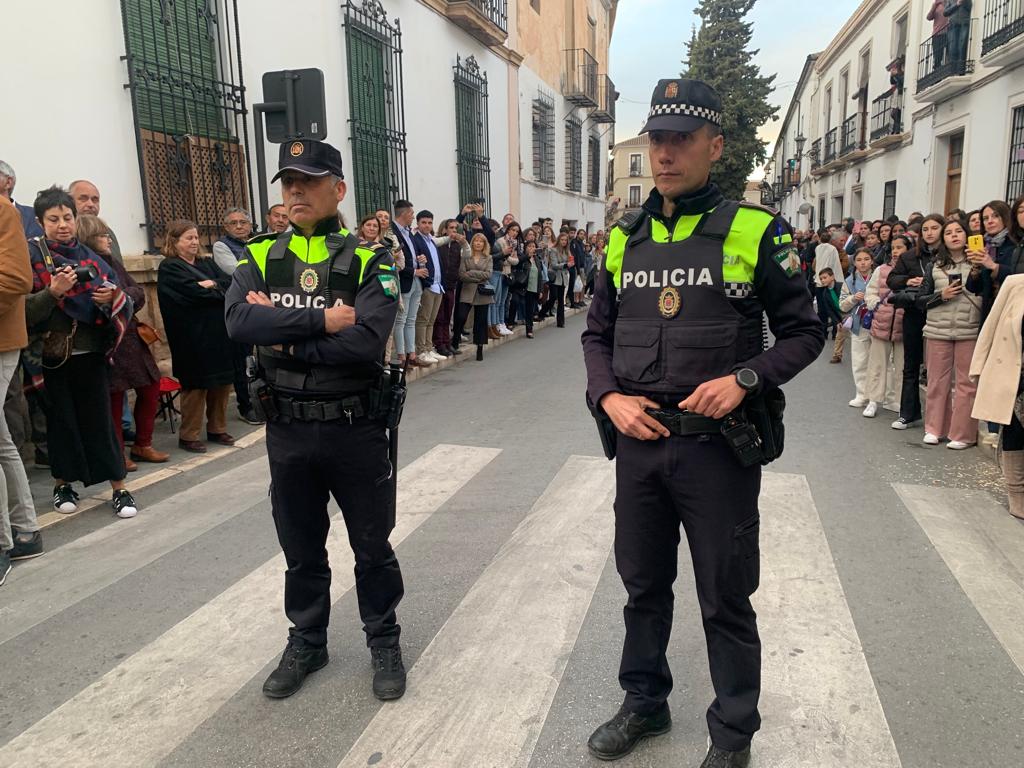 Un oficial y un agente de la Policía Local en uno de los controles establecidos durante unos festejos.