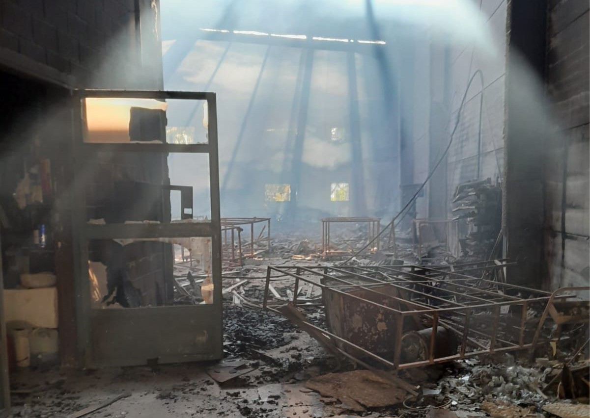 Las instalaciones han quedado completamente calcinadas por las llamas. Foto Bomberos.