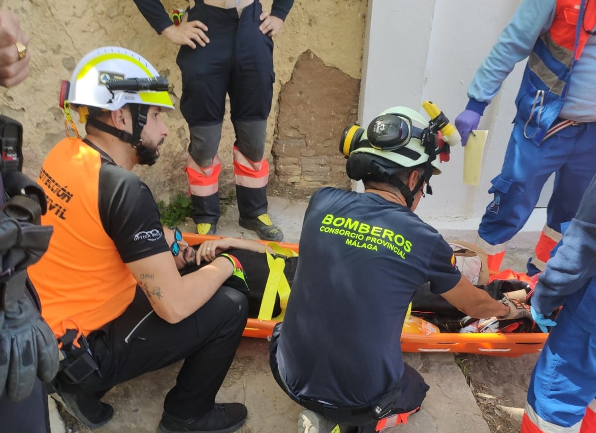 La víctima ha sido rescatada por bomberos, policías locales y Protección Civil.