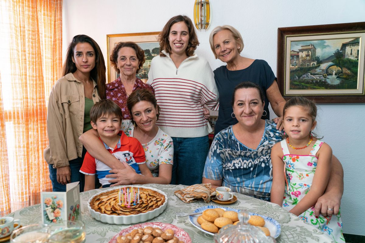 La directora rondeña (en el centro), junto al elenco de actores.