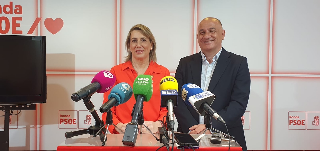 Isabel Aguilera y Paco Cañestro en una rueda de prensa. Foto PSOE Ronda.