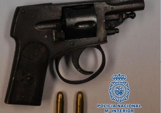 Los agentes de la Policía Nacional encontraron un revólver tras el registro.